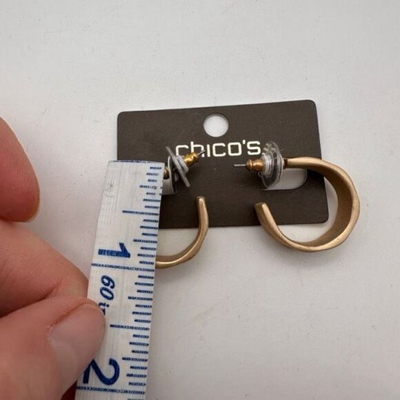 NWT Chico’s small quilted Gold tone small Hoop Earrings classic style mature - Picture 5 of 6